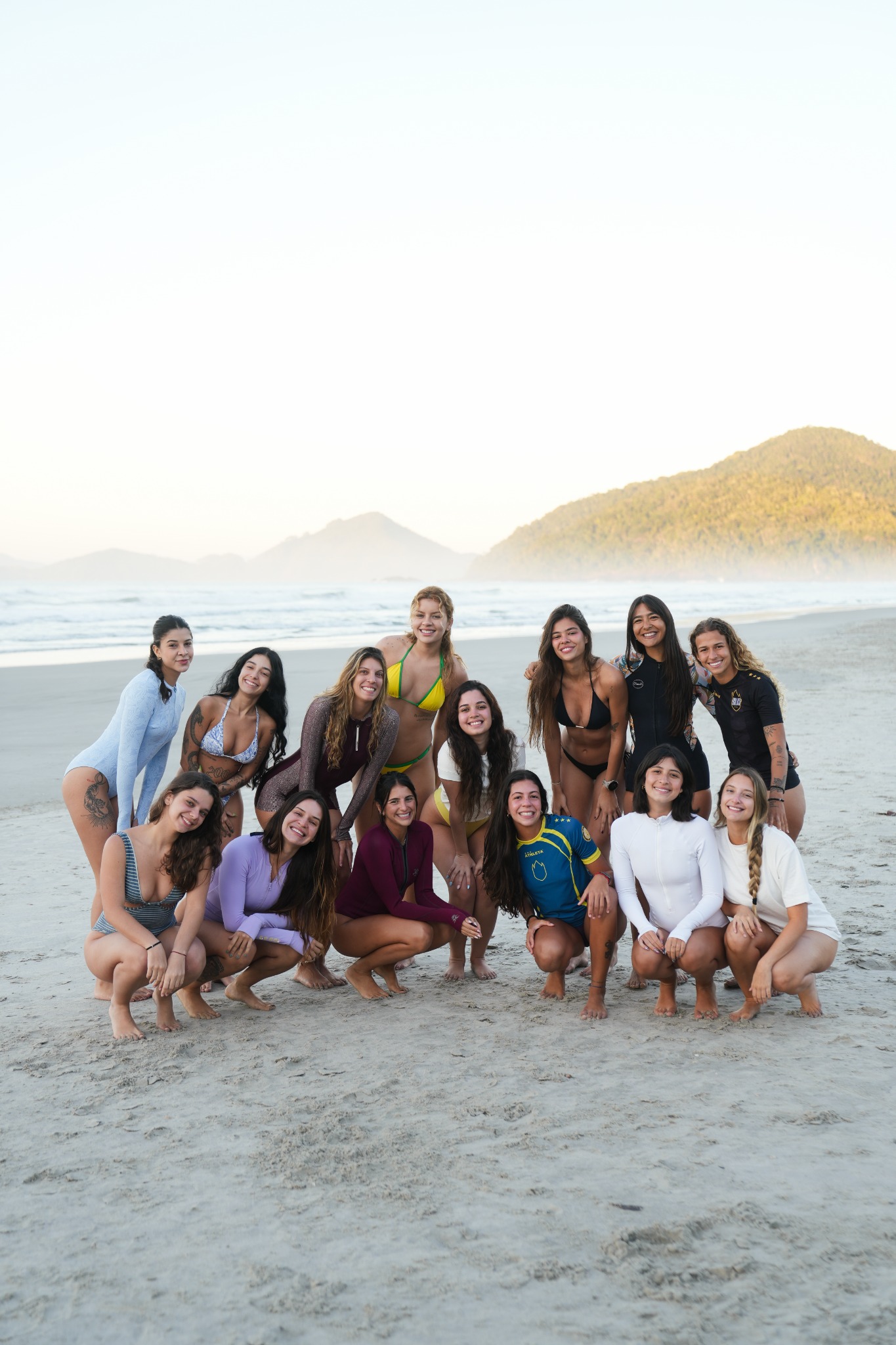 Amigas compartilhando um momento na praia