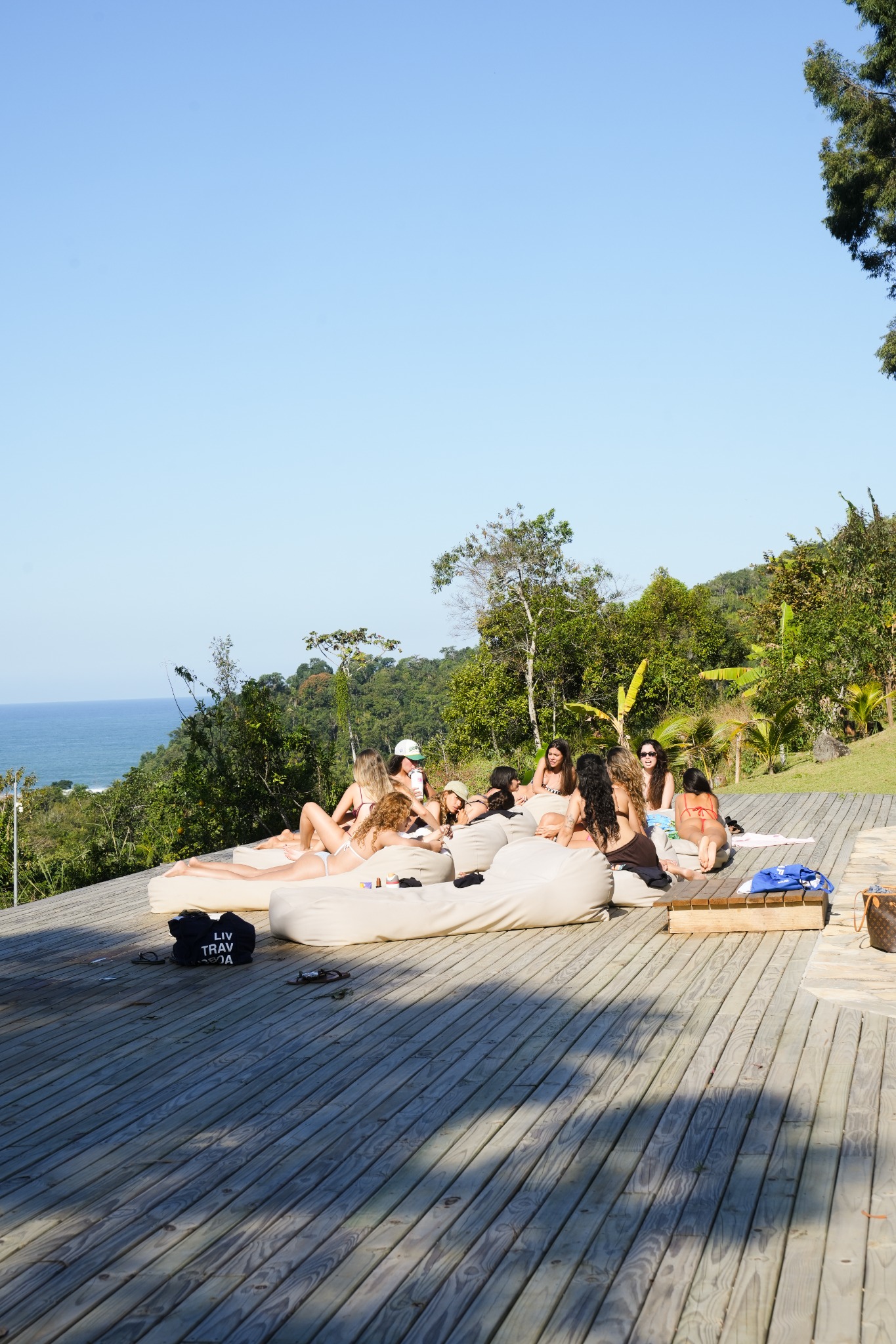 Grupo reunido em um deck na natureza
