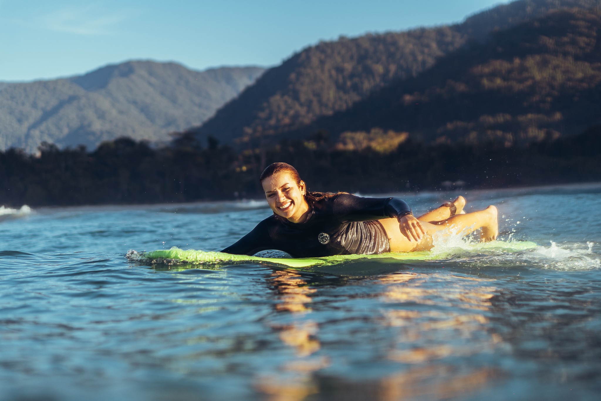 Surfista com sua prancha no mar