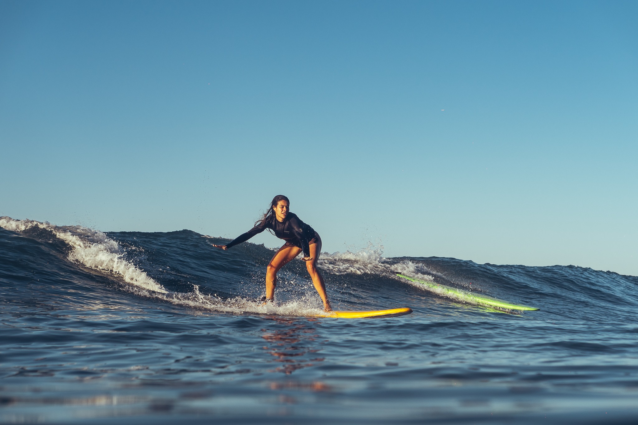 Surfista remando sobre sua prancha